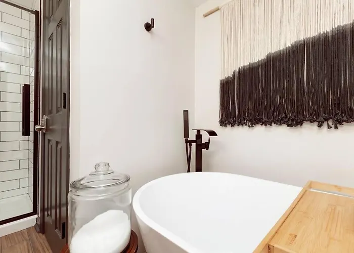 Chalet New - Modern Rustic Retreat Ardmore *