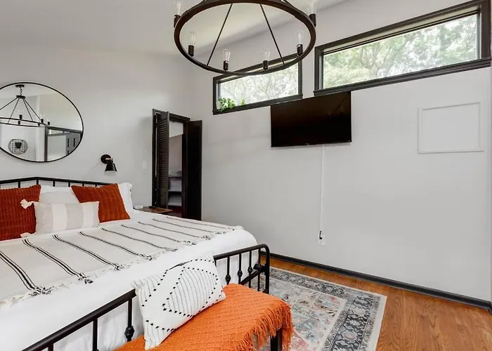 New - Modern Rustic Retreat Ardmore *